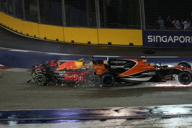 17.09.2017 - Race, Crash, Kimi Raikkonen (FIN) Scuderia Ferrari SF70H, Max Verstappen (NED) Red Bull Racing RB13 and Fernando Alonso (ESP) McLaren MCL32 Singapore Grand Prix 14 - 17 September 2017 17.09.2017 - Race, Crash, Kimi Raikkonen (FIN) Scuderia Ferrari SF70H, Max Verstappen (NED) Red Bull Racing RB13 and Fernando Alonso (ESP) McLaren MCL32 