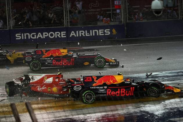 17.09.2017 - Race, Crash, Kimi Raikkonen (FIN) Scuderia Ferrari SF70H and Max Verstappen (NED) Red Bull Racing RB13 Singapore Grand Prix 14 - 17 September 2017 17.09.2017 - Race, Crash, Kimi Raikkonen (FIN) Scuderia Ferrari SF70H and Max Verstappen (NED) Red Bull Racing RB13 