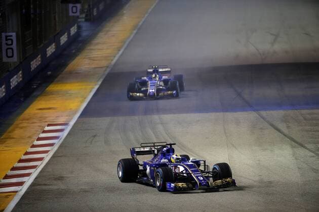 17.09.2017 - Race, Marcus Ericsson (SUE) Sauber C36 leads Pascal Wehrlein (GER) Sauber C36 Singapore Grand Prix 14 - 17 September 2017 17.09.2017 - Race, Marcus Ericsson (SUE) Sauber C36 leads Pascal Wehrlein (GER) Sauber C36 