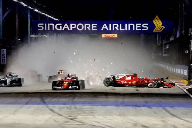 Motorsports: FIA Formula One World Championship WM Weltmeisterschaft 2017, Grand Prix of Singapore, Start, Crash, 5 Sebastian Vettel (GER, Scuderia Ferrari), 33 Max Verstappen (NLD, Red Bull Racing), 7 Kimi Raikkonen (FIN, Scuderia Ferrari), 44 Lewis Hamilton (GBR, Mercedes AMG Petronas F1 Team), 3 Daniel Ricciardo (AUS, Red Bull Racing), Singapore Singapore