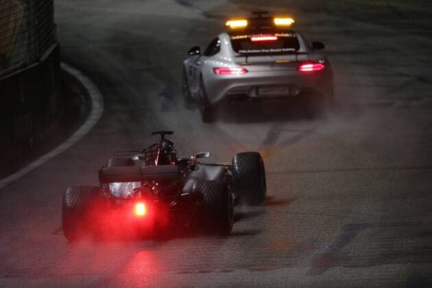 17.09.2017 - Race, Lewis Hamilton (GBR) Mercedes AMG F1 W08 and Safety car Singapore Grand Prix 14 - 17 September 2017 17.09.2017 - Race, Lewis Hamilton (GBR) Mercedes AMG F1 W08 and Safety car 