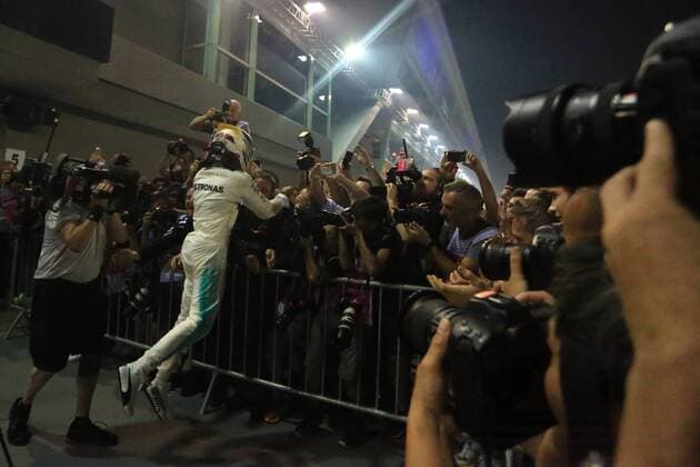 Bilder des Tages - SPORT 17th September 2017, Marina Bay Street Circuit, Singapore; Singapore Formula One Grand Prix, Race Day; Lewis Hamilton - Mercedes AMG Petronas F1 Team wins in Singapore  ActionPlus11931975
