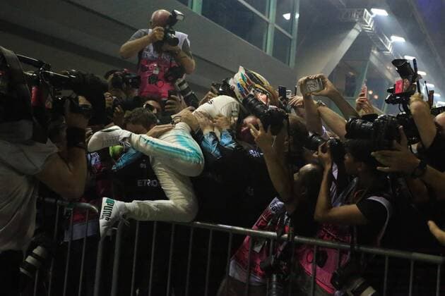 17th September 2017, Marina Bay Street Circuit, Singapore; Singapore Formula One Grand Prix, Race Day; Lewis Hamilton - Mercedes AMG Petronas F1 Team wins in Singapore  ActionPlus11931977