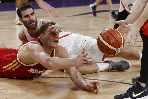 Themen der Woche - SPORT Bilder des Tages - SPORT Spain s player Fernando San Emeterio (back) in action against Russia s Timofey Mozgov (front) during the EuroBasket 2017 third place match between Spain and Russia, in Istanbul, Turkey 17 September 2017. FIBA EuroBasket 2017 !ACHTUNG: NUR REDAKTIONELLE NUTZUNG!  Copyright: xJuanxCarlosxHidalgox 20170917-636412678438277897