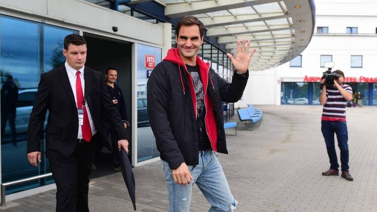 Swiss tennis player Roger Federer greets his fans after arrival in Prague, Czech Republic, on September 18, 2017. Federer will take part in the first edition of the Laver Cup tennis tournament in Prague, where the team of Europe will compete with the world selection. (CTKxPhoto MichalxKamaryt) CTKPhotoP201709180476301  KMT_9497
