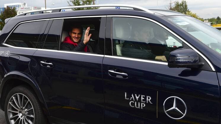 Swiss tennis player Roger Federer greets his fans after arrival in Prague, Czech Republic, on September 18, 2017. Federer will take part in the first edition of the Laver Cup tennis tournament in Prague, where the team of Europe will compete with the world selection. (CTKxPhoto MichalxKamaryt) CTKPhotoP201709180476601  KMT_9499
