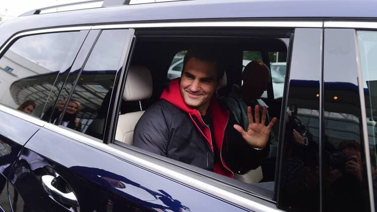 Swiss tennis player Roger Federer greets his fans after arrival in Prague, Czech Republic, on September 18, 2017. Federer will take part in the first edition of the Laver Cup tennis tournament in Prague, where the team of Europe will compete with the world selection. (CTKxPhoto MichalxKamaryt) CTKPhotoP201709180485401  KMT_9514