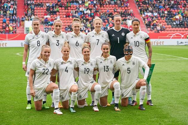 Team photo Simone Laudehr DFB 8 Kathrin Hendrich DFB 3 Kristin Demann DFB 6 Carolin Simon DFB 7 Almuth Schult DFB 1 Dzsenifer Marozsan DFB 10 TaBeA Kemme DFB 22 Leonie Maier DFB 4 Svenja Huth DFB 19 Sara Daebritz DFB 13 Babett Peter DFB 5 with Mask Germany Slovenia 6 0 Football Country game women Qualification to World Cup World Cup 2018 in France Ingolstadt Germany 16 09 2017