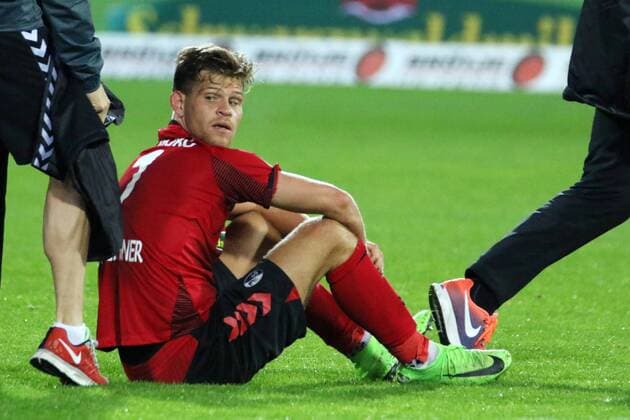 Defender Florian Niederlechner Freiburg is on his way to the end of the final whistle after the final whistle for the home team 1 BL 17 18 5 Matchday SC Freiburg vs Hannover 96 Freiburg Copyright: xEIBNERx xJoachimxHahnex EP_jhe
