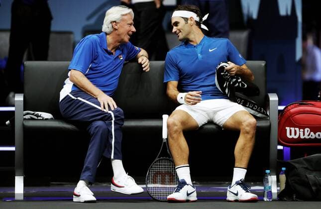Bilder des Tages - SPORT TENNIS - Laver Cup 2017 PRAGUE,CZECH REPUBLIC,23.SEP.17 - TENNIS - Laver Cup, Team Europe vs Team World. Image shows Bjoern Borg (SWE) and Roger Federer (SUI). GEPAxpictures xMatthiasxHauer