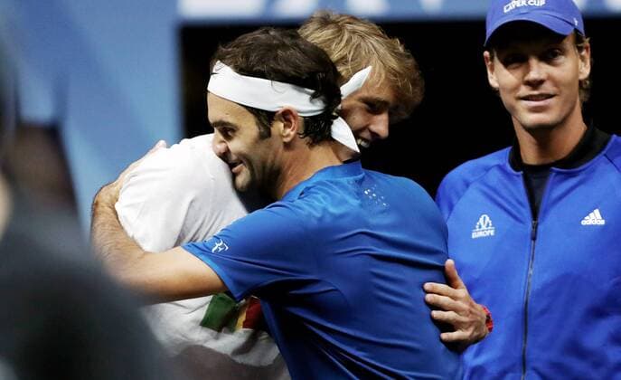 Bilder des Tages - SPORT TENNIS - Laver Cup 2017 PRAGUE,CZECH REPUBLIC,23.SEP.17 - TENNIS - Laver Cup, Team Europe vs Team World. Image shows Roger Federer (SUI) and Alexander Zverev (GER). GEPAxpictures xMatthiasxHauer