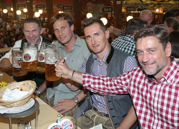 Miroslav KLOSE, Assistenztrainer DFB, Assistent Coach, Wiggerl Koegl, , Andreas Ottl in Tracht, Lederhose oder Dirndl, Oliver Kreuzer Legenden und Mannschaft des FC BAYERN MUENCHEN in bayerischer Tracht auf der Wiesn, Oktoberfest in München am 23.09.2017 Saison 2017 2018 , FCB
