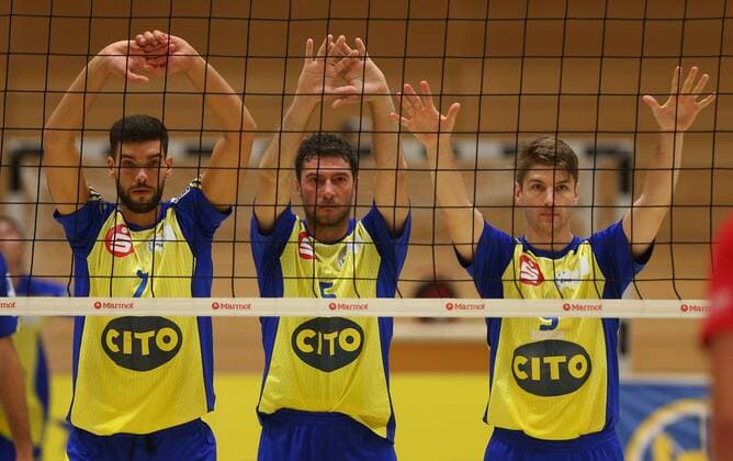 23.09.2017 - Volleyball - 2. Bundesliga Süd Männer - Saison 2016 2017 - SV Schwaig - SV Fellbach - JüRa - Phelipe Martins (7, SV Schwaig ) , Laurentiu Vinatoru (5, SV Schwaig ) und Florian Tafelmayer (9, SV Schwaig )