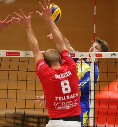 23.09.2017 - Volleyball - 2. Bundesliga Süd Männer - Saison 2016 2017 - SV Schwaig - SV Fellbach - JüRa - Florian Tafelmayer (9, SV Schwaig ) gg Patrick Köder Koeder (8, SV Fellbach )