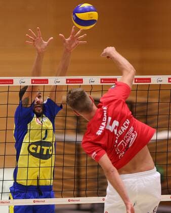 23.09.2017 - Volleyball - 2. Bundesliga Süd Männer - Saison 2016 2017 - SV Schwaig - SV Fellbach - JüRa - Phelipe Martins (7, SV Schwaig ) gg Valentino Nadale (5, SV Fellbach )