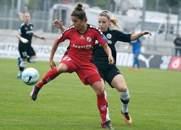 24.09.2017, xpsx, Fussball 1.Bundesliga Frauen, 1.FFC Frankfurt - SC Sand, emspor v.l. Laura Feiersinger (SC Sand), Cecilie Sandvei (1.FFC Frankfurt) Frankfurt am Main