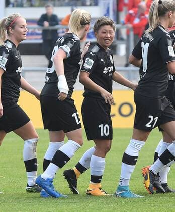 24.09.2017, xpsx, Fussball 1.Bundesliga Frauen, 1.FFC Frankfurt - SC Sand, emspor v.l. celebrate the goal, Torjubel zum 1:0 für Frankfurt Torschützin Kumi Yokoyama (1.FFC Frankfurt) Frankfurt am Main