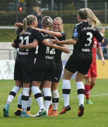 24.09.2017, xpsx, Fussball 1.Bundesliga Frauen, 1.FFC Frankfurt - SC Sand, emspor v.l. celebrate the goal, Torjubel zum 1:0 für Frankfurt Torschützin Kumi Yokoyama (1.FFC Frankfurt) Frankfurt am Main