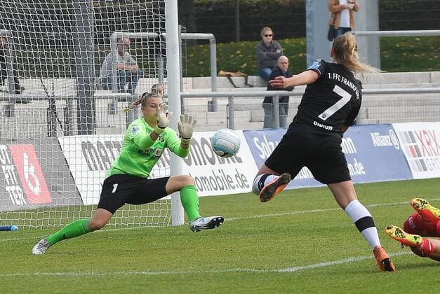 24.09.2017, xpsx, Fussball 1.Bundesliga Frauen, 1.FFC Frankfurt - SC Sand, emspor v.l. Carina Schlueter (SC Sand), Nargarita Gidion (1.FFC Frankfurt) Frankfurt am Main