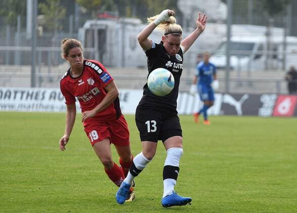 24.09.2017, xpsx, Fussball 1.Bundesliga Frauen, 1.FFC Frankfurt - SC Sand, emspor v.l. Nina Burger (SC Sand), Marith Priessen (1.FFC Frankfurt) Frankfurt am Main