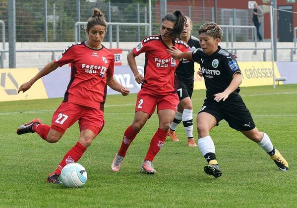 24.09.2017, xpsx, Fussball 1.Bundesliga Frauen, 1.FFC Frankfurt - SC Sand, emspor v.l. Laura Feiersinger (SC Sand), Leticia Santos (SC Sand), Kumi Yokoyama (1.FFC Frankfurt) Frankfurt am Main