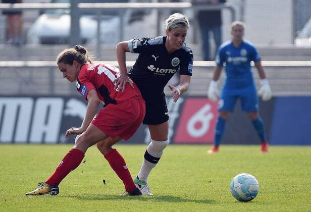 24.09.2017, xpsx, Fussball 1.Bundesliga Frauen, 1.FFC Frankfurt - SC Sand, emspor v.l. Nina Burger (SC Sand), Sophie Schmidt (1.FFC Frankfurt) Frankfurt am Main