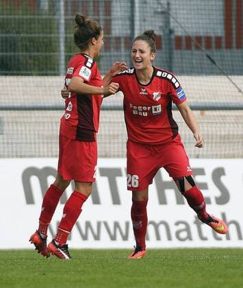 24.09.2017, xpsx, Fussball 1.Bundesliga Frauen, 1.FFC Frankfurt - SC Sand, emspor v.l. celebrate the goal, Torjubel zum 1:2 für Sand Torschützin Laura Vetterlein (SC Sand) Frankfurt am Main