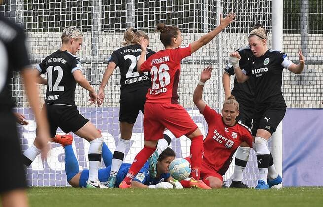 24.09.2017, xpsx, Fussball 1.Bundesliga Frauen, 1.FFC Frankfurt - SC Sand, emspor v.l. Tor zum 1:2 für Sand Torschützin Laura Vetterlein (SC Sand), Sophie Schmidt (1.FFC Frankfurt), Marith Priessen (1.FFC Frankfurt), Bryane Haeberkin (1.FFC Frankfurt) Frankfurt am Main