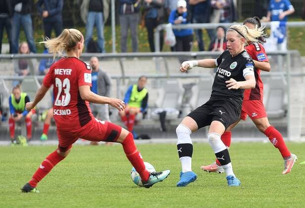 24.09.2017, xpsx, Fussball 1.Bundesliga Frauen, 1.FFC Frankfurt - SC Sand, emspor v.l. Isabelle Meyer (SC Sand), Marith Priessen (1.FFC Frankfurt) Frankfurt am Main