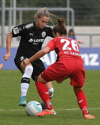 24.09.2017, xpsx, Fussball 1.Bundesliga Frauen, 1.FFC Frankfurt - SC Sand, emspor v.l. Ana-Maria Crnogorcevic (1.FFC Frankfurt), Laura Vetterlein (SC Sand) Frankfurt am Main