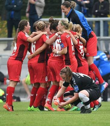 24.09.2017, xpsx, Fussball 1.Bundesliga Frauen, 1.FFC Frankfurt - SC Sand, emspor v.l. Jubel über den Sieg SC Sand vorne enttäuscht Julia Matuschewski (1.FFC Frankfurt) Frankfurt am Main
