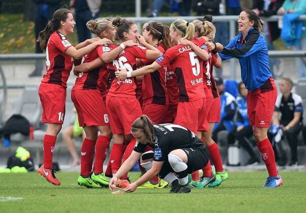 24.09.2017, xpsx, Fussball 1.Bundesliga Frauen, 1.FFC Frankfurt - SC Sand, emspor v.l. Jubel über den Sieg SC Sand vorne enttäuscht Julia Matuschewski (1.FFC Frankfurt) Frankfurt am Main