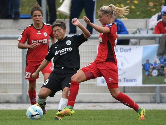 24.09.2017, xpsx, Fussball 1.Bundesliga Frauen, 1.FFC Frankfurt - SC Sand, emspor v.l. Kumi Yokoyama (1.FFC Frankfurt), Selina Wagner (SC Sand) Frankfurt am Main