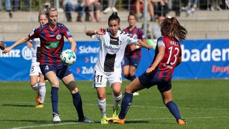 v.li.: Johanna Elsig (Potsdam, 4), Hasret Kayikci (Freiburg, 11), Lia Wälti (Potsdam, 13), Zweikampf, Duell, duel, tackle, tackling, Dynamik, Action, Aktion, Fussball, Allianz Frauen-Bundesliga, SC Freiburg - 1. FFC Turbine Potsdam, xozx