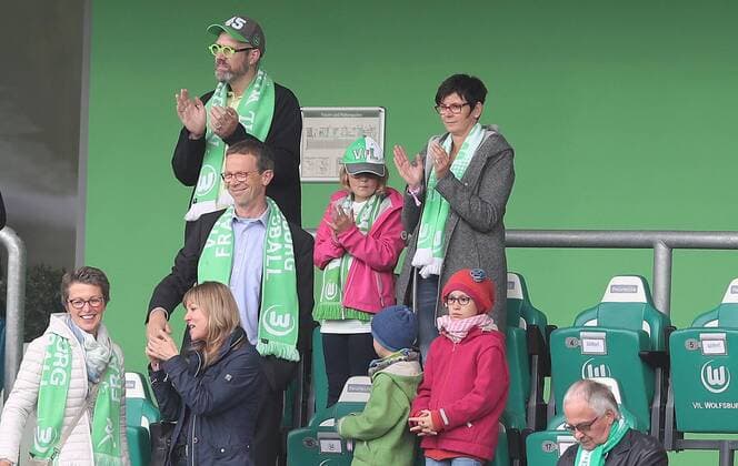 Oberbuergermeister Klais Mohrs (Wolfsburg9 ist am wahlsonntag unter den Zuschauern