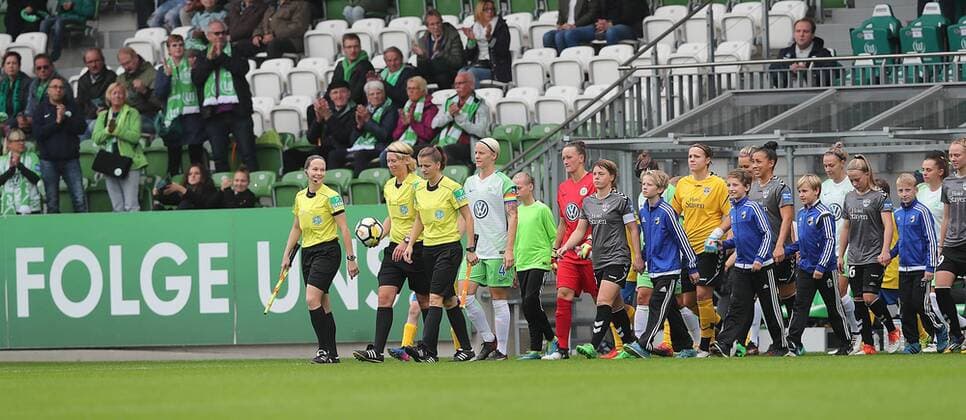 Einlauf der Mannschaften , Nilla Fischer (VfL Wolfsburg)