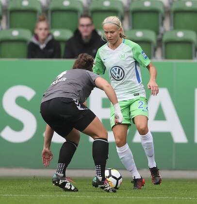 Pernille Harder (VfL Wolfsburg) am Ball