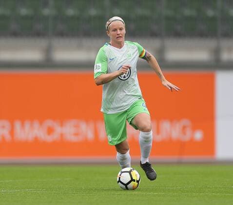 Nilla Fischer (VfL Wolfsburg) am Ball