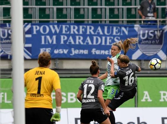 Kopfballduell zwischen Luca Graf (Jena) und Zsanett Jakabfi (Wolfsburg, 3), Fussball, Allianz-Frauen-Bundesliga, VfL Wolfsburg - FF USV Jena xPW001F2Px
