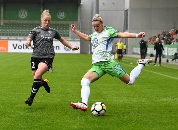 Bilder des Tages - SPORT Catherine Bott (Jena), Alexandra Popp (Alex Popp, Wolfsburg, 11), Fussball, Allianz-Frauen-Bundesliga, VfL Wolfsburg - FF USV Jena xPW001F2Px