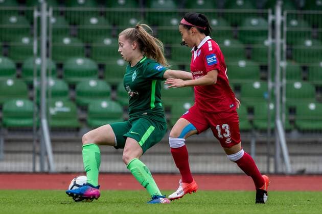 v.li.: Nina Lührßen (Luehrssen, SV Werder Bremen, 4) und Danica Wu (MSV Duisburg, 13) im Zweikampf, Duell, duel, tackle, Fussball, Allianz Frauen-Bundesliga, SV Werder Bremen - MSV Duisburg, xdgx