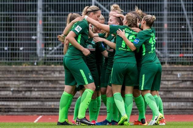 Die Spielerinnen des SV Werder Bremen beim Torjubel, Goal celebration, celebrate the goal, goal celebration, Jubeltraube, Fussball, Allianz Frauen-Bundesliga, SV Werder Bremen - MSV Duisburg, xdgx