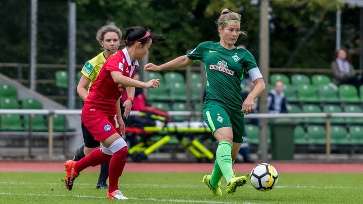 v.li.: Danica Wu (MSV Duisburg, 13) und Marie-Louise Eta (SV Werder Bremen, 6) im Laufduell, Fussball, Allianz Frauen-Bundesliga, SV Werder Bremen - MSV Duisburg, xdgx