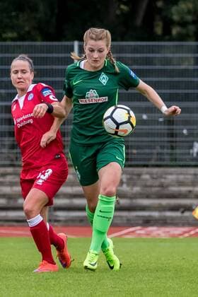 v.li.: Kathleen Radtke (MSV Duisburg, 33) und Verena Volkmer (SV Werder Bremen, 16) im Zweikampf, Duell, duel, tackle, Fussball, Allianz Frauen-Bundesliga, SV Werder Bremen - MSV Duisburg, xdgx