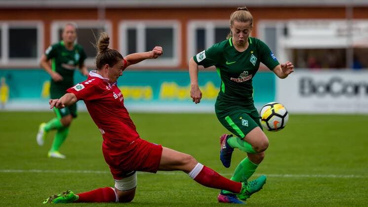 v.li.: Lucia Harsanyova (MSV Duisburg, 2) und Nina Lührßen (Luehrssen, SV Werder Bremen, 4) im Zweikampf, Duell, duel, tackle, Fussball, Allianz Frauen-Bundesliga, SV Werder Bremen - MSV Duisburg, xdgx