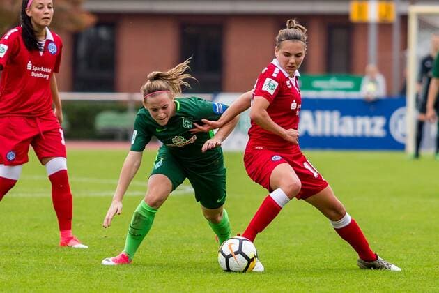 v.li.: Cindy König (Koenig, SV Werder Bremen, 11) und Rieke Dieckmann (MSV Duisburg, 16) im Zweikampf, Duell, duel, tackle, Fussball, Allianz Frauen-Bundesliga, SV Werder Bremen - MSV Duisburg, xdgx