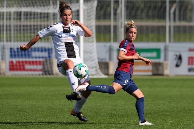 v.li.: Carolin Schiewe (Freiburg, 33), Svenja Huth (Potsdam, 9), Zweikampf, Duell, duel, tackle, tackling, Dynamik, Action, Aktion, Fussball, Allianz Frauen-Bundesliga, SC Freiburg - 1. FFC Turbine Potsdam, xozx