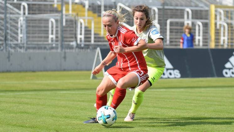 v.li.: Mandy Islacker (FC Bayern München, FCB, 23) Julia Arnold (Köln, 31) im Zweikampf, Duell, duel, tackle, Dynamik, Action, Aktion, Fussball,Allianz Frauen-Bundesliga, FC Bayern München - 1. FC Köln, xslx
