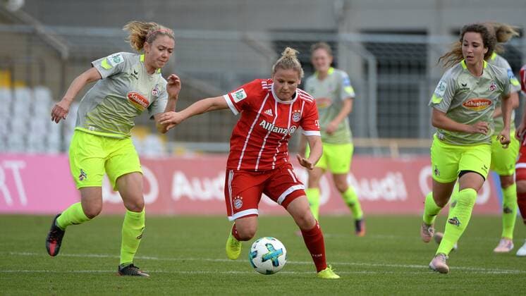 v.li.: Theresa Gosch (Köln, 24) Dominika Skorvankova (FC Bayern München, FCB, 18) im Zweikampf, Duell, duel, tackle, Dynamik, Action, Aktion, Fussball,Allianz Frauen-Bundesliga, FC Bayern München - 1. FC Köln, xslx