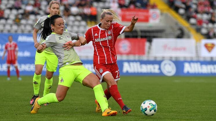 v.li.: Peggy Nietgen (Köln, 21) Mandy Islacker (FC Bayern München, FCB, 23) im Zweikampf, Duell, duel, tackle, Dynamik, Action, Aktion, Fussball,Allianz Frauen-Bundesliga, FC Bayern München - 1. FC Köln, xslx